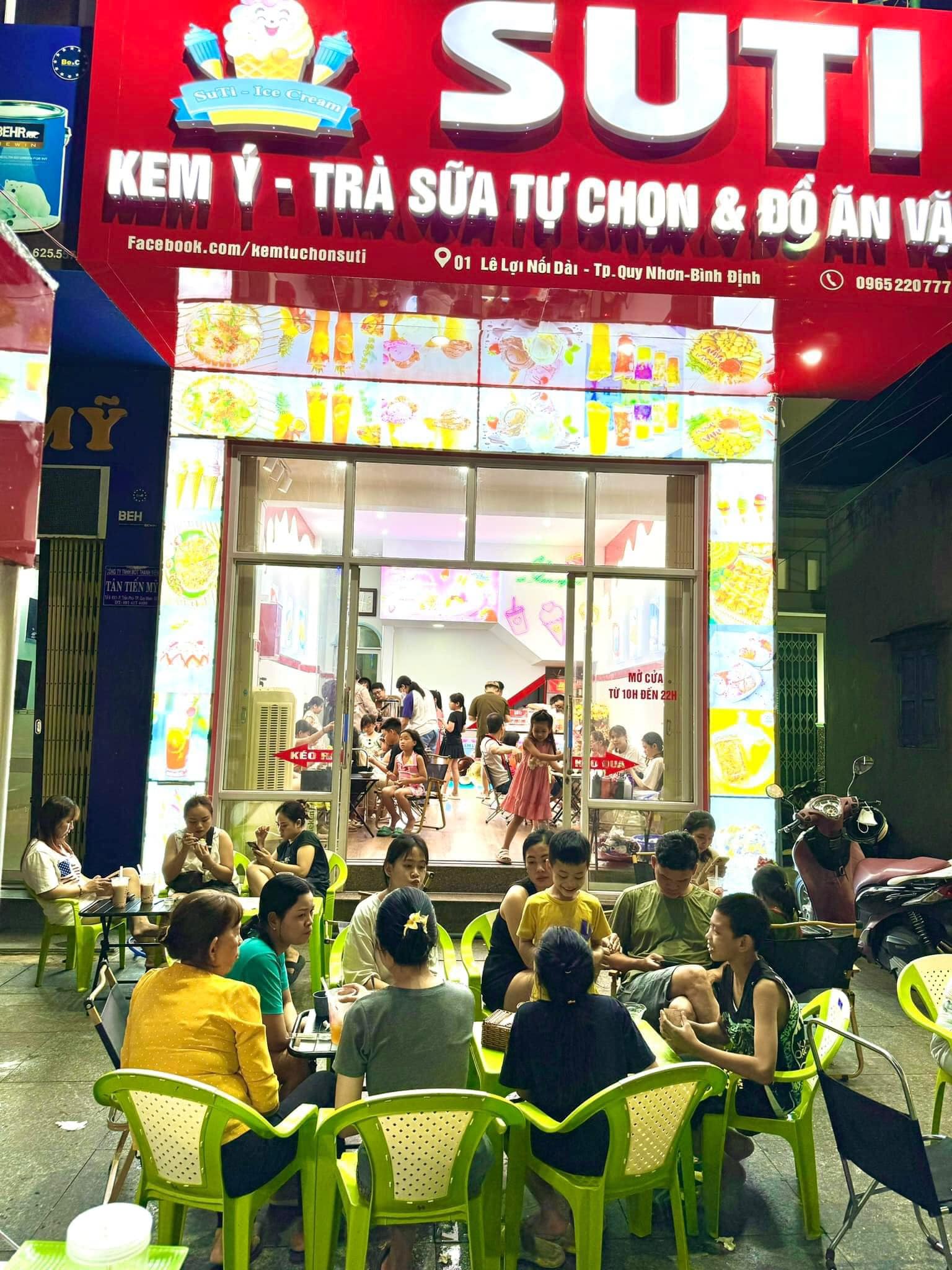 Bảng hiệu SuTi đêm đông khách