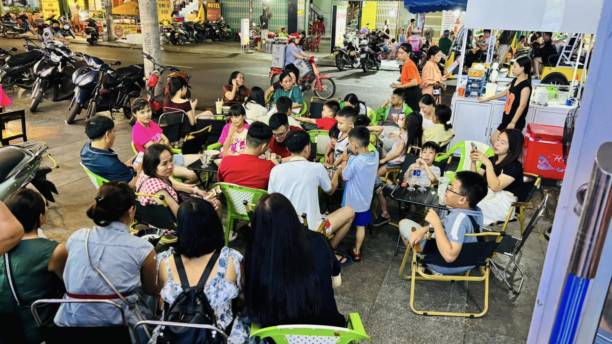Sân ngoài tấp nập mỗi tối