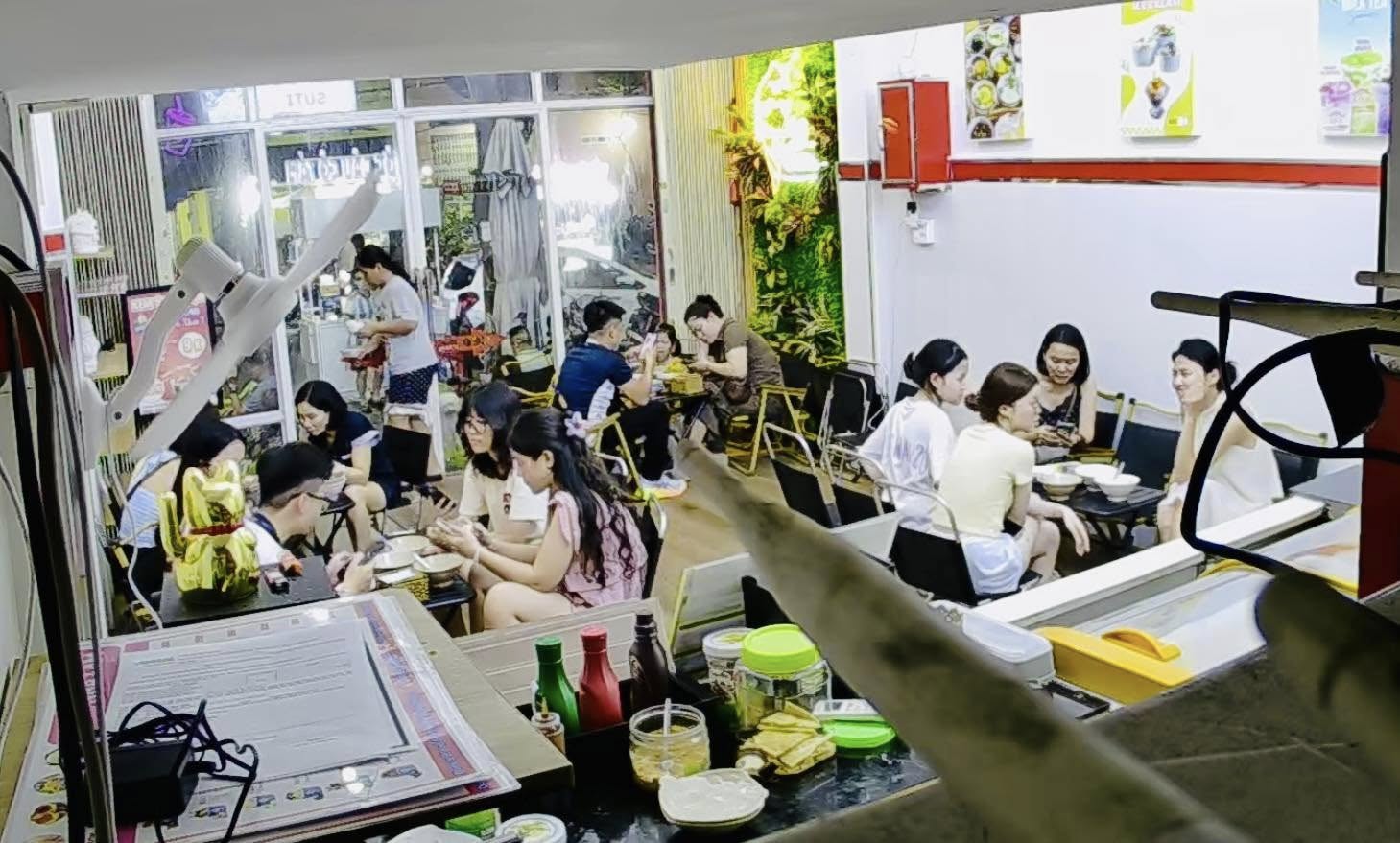 Cả gia đình ghé thưởng thức