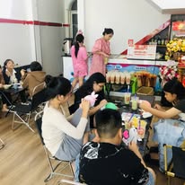 Khách ngồi thưởng thức
