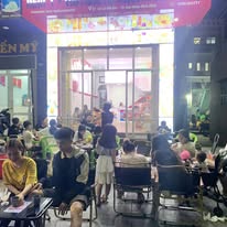 Quán đông từ ngoài nhìn vào