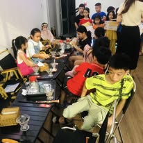Gia đình vui vẻ bên nhau
